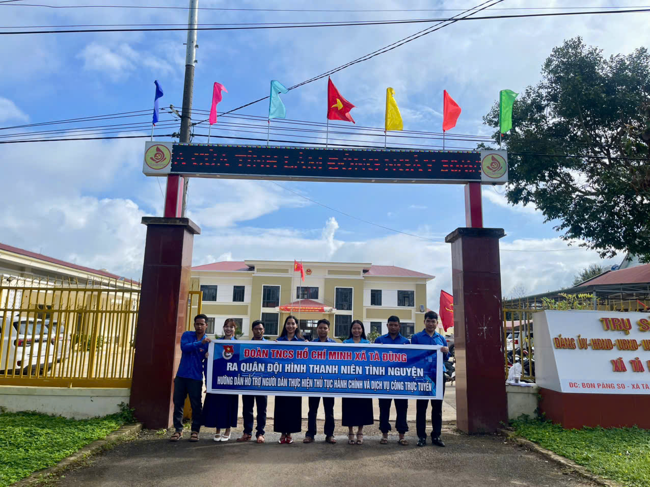 Đoàn xã Tà Đùng ra quân đội hình thanh niên tình nguyện hỗ trợ người dân thực hiện thủ tục hành chính và dịch vụ công trực tuyến